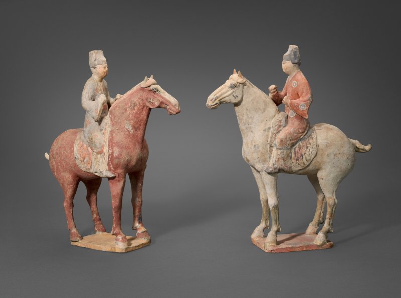 中國 唐 灰陶加彩騎馬俑兩件  CHINA, TANG DYNASTY (AD 618-907) - 图2