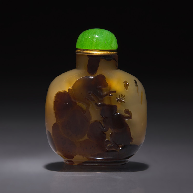 1780–1850年 瑪瑙巧雕馬上封侯圖鼻煙壺 | A Chinese Carved Shadow Agate "Monkeys and Wasps" Snuff Bottle, Qing Dynasty, Circa 1780-1850