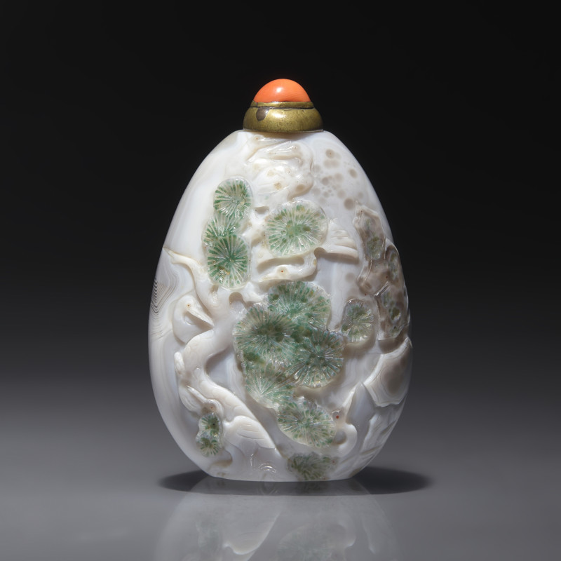 1760–1860年 瑪瑙巧雕松鶴同春圖鼻煙壺 | An Unusual Chinese Carved Agate Snuff Bottle, Qing Dynasty, Circa 1760-1860
