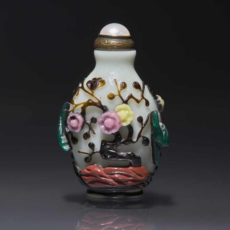 1736-1795年 涅白地套五色料喜上眉梢圖鼻煙壺 | A Chinese Carved Five-Color Overlay Glass Snuff Bottle, Qing Dynasty, Circa 1736-1795 - 图1