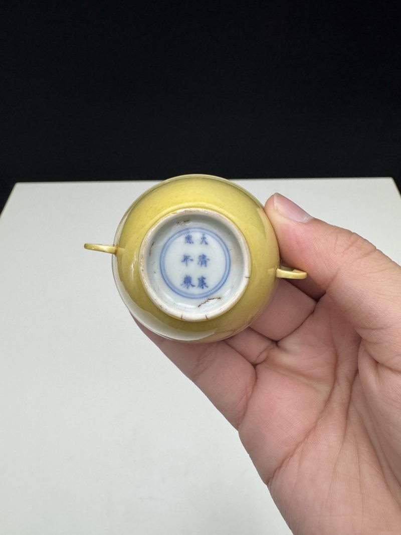 清康熙 鸡油黄釉暗刻夔龙纹双耳杯 - 图11