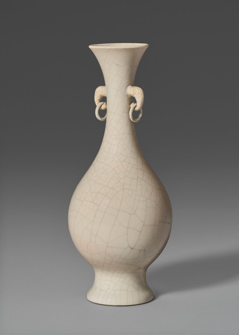 中國 十七/十八世紀 漿胎白釉象首雙耳啣環瓶  CHINA, 17TH-18TH CENTURY - 图2
