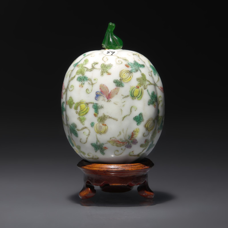 清晚期 粉彩瓜瓞綿綿鼻煙壺 | A Chinese Molded and Enameled Porcelain "Melon" Snuff Bottle, Qing Dynasty, 19th century - 图2