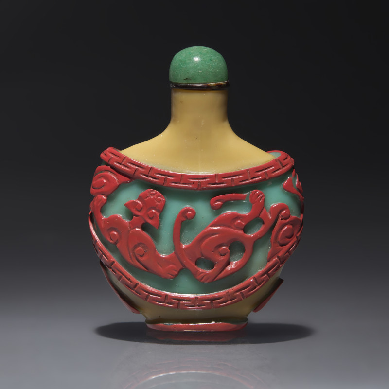 1800-1880年 褐地套紅綠料螭龍紋鼻煙壺 | A Chinese Carved Double Overlay Glass Snuff Bottle, Qing Dynasty, Circa 1800-1880 - 图1
