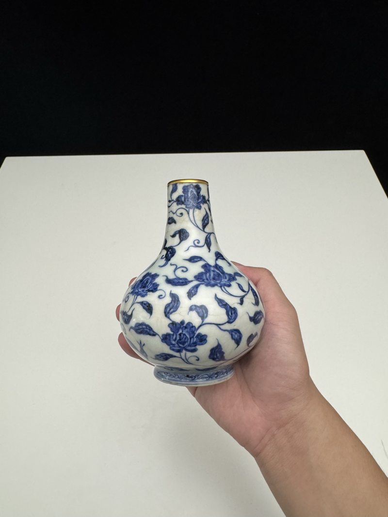 明宣德 青花缠枝花卉纹瓶 - 图8