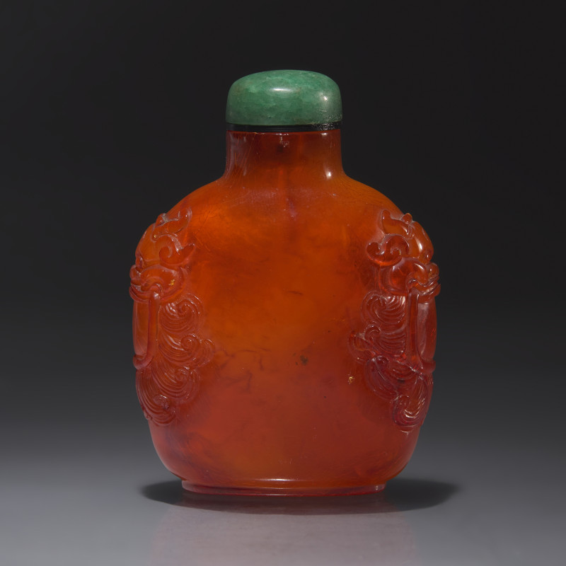 清中期 琥珀鋪首啣環耳鼻煙壺 | A Chinese Carved Amber Snuff Bottle, Qing Dynasty, Late 18th Century - 图1