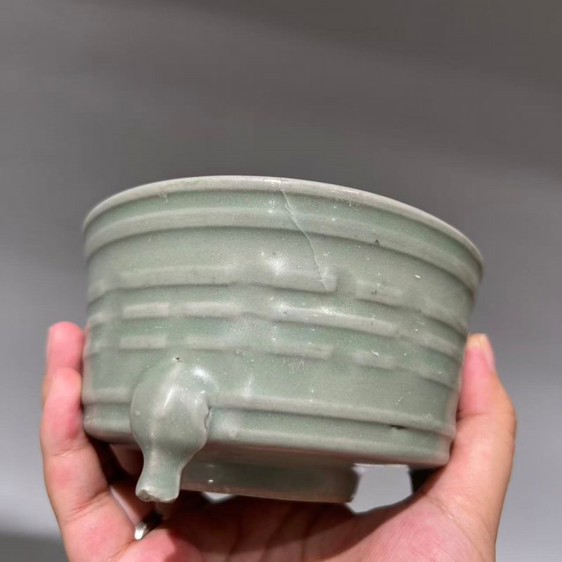 明代 龙泉窑粉青釉八卦纹三足炉 - 图6