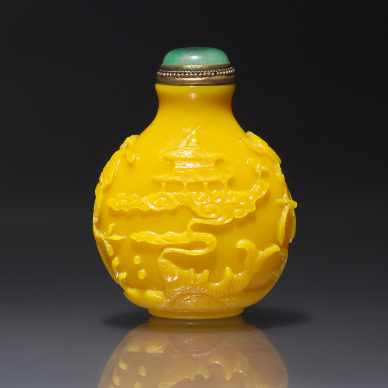 1750-1820年 御製鷄油黃料吉祥圖鼻煙壺 | An Imperial Chinese Carved Yellow Glass Snuff Bottle, Qing Dynasty, Circa 1750-1820 - 图1
