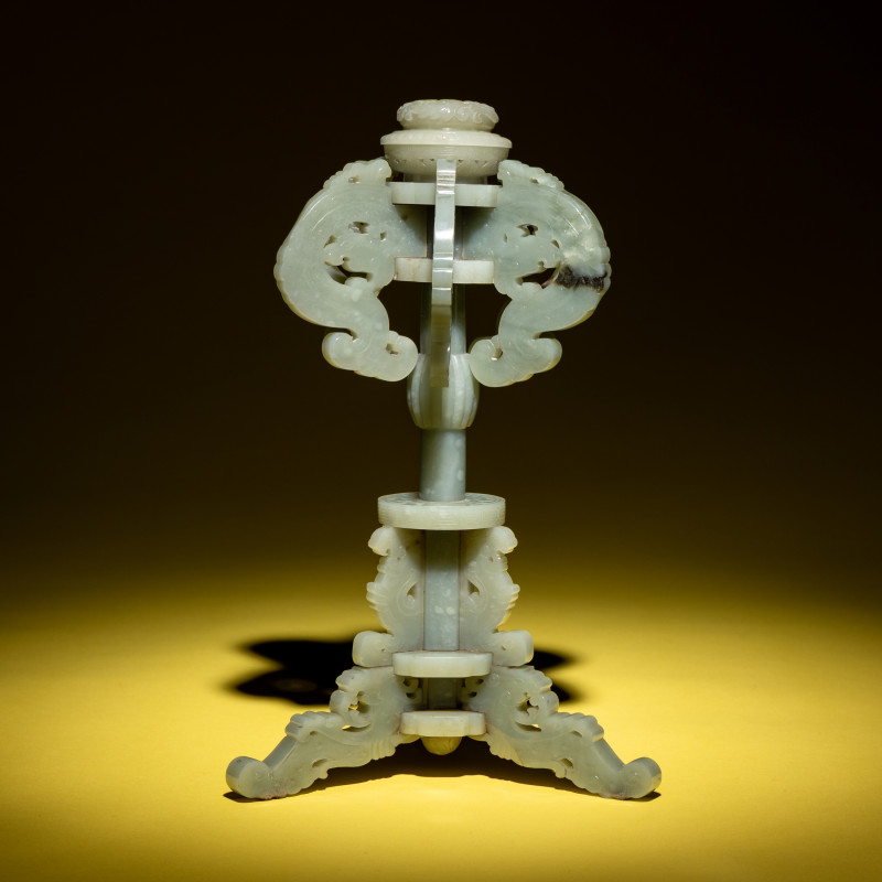 清晚期 青玉鏤雕夔龍紋冠架 | A Chinese Celadon Jade Hat Stand, 19th Century - 图3