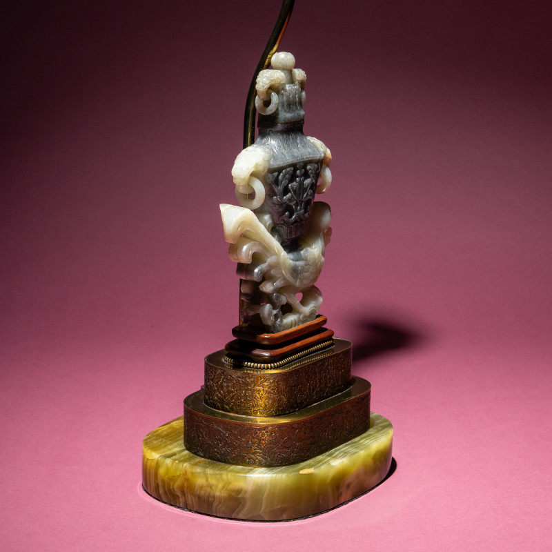 清晚期 灰白玉雕鳳凰寶瓶 | A Chinese Grey and White Jade 'Phoenix' Vase, Late Qing Dynasty - 图4