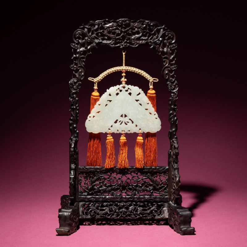 清中期 白玉罄 | A Chinese White Jade Chime-Form Pendant, 18th/19th Century - 图1