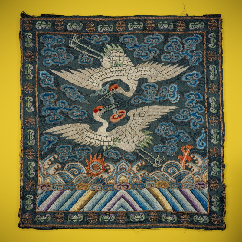 十九世紀晚期 朝鮮王朝文官鶴紋補子一對及越南鶴紋補子 | A Pair of Korean Embroidered Silk 'Double Crane' Rank Badges and a Vietnamese Salmon Pink Ground Embroidered Silk 'Crane' Rank Badge, Late 19th... - 图2