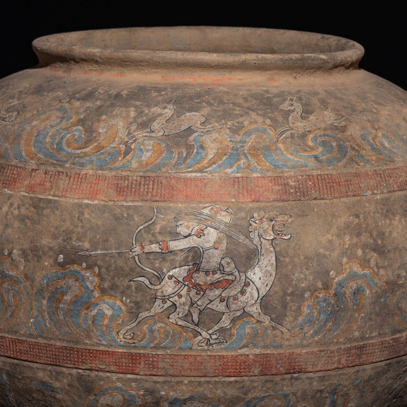 漢 灰陶彩繪狩獵圖大罐 | A Chinese Painted Pottery 'Mythical Beast' Jar, Han Dynasty - 图2