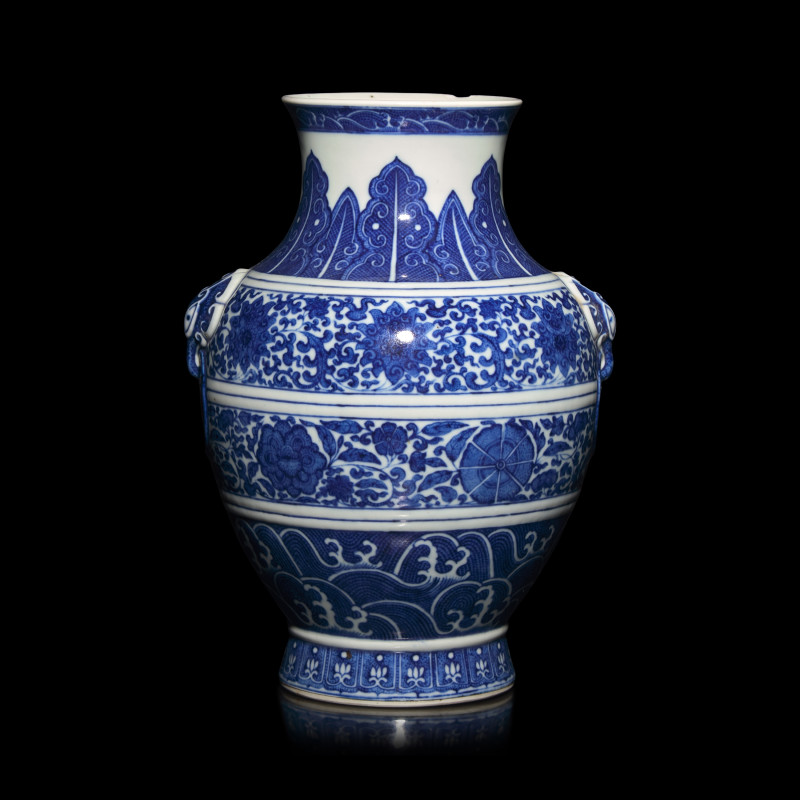 晚清/民國 青花纏枝蓮紋雙耳壺 | A Chinese Blue and White Porcelain Hu Vase, Late 19th/Early 20th Century