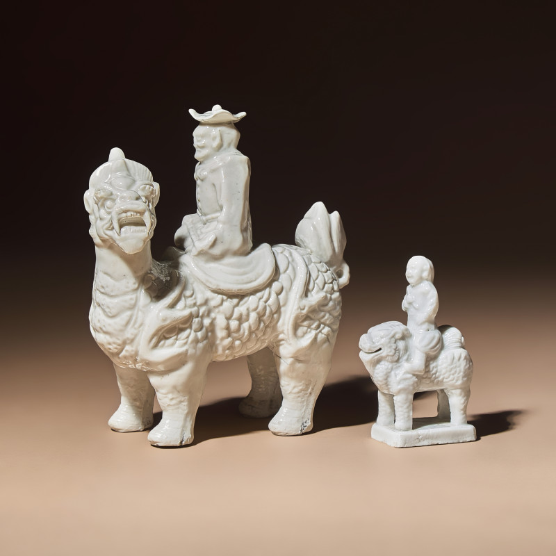 清中期 德化白瓷骑麒麟西人像兩件 | Two Chinese Blanc-de-Chine Porcelain Figural Groups of Foreigners Riding on Qilin, Late 17th-Early 18th Century - 图3