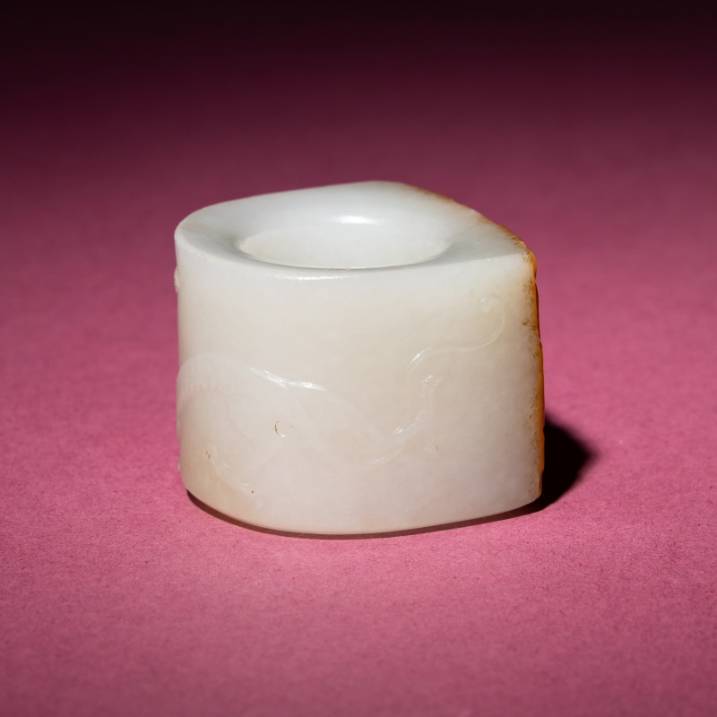 清中期 白玉留皮饕餮螭龍紋扳指 | A Chinese Russet and White Jade 'Taotie and Chilong' Archer's Ring, 18th Century - 图10