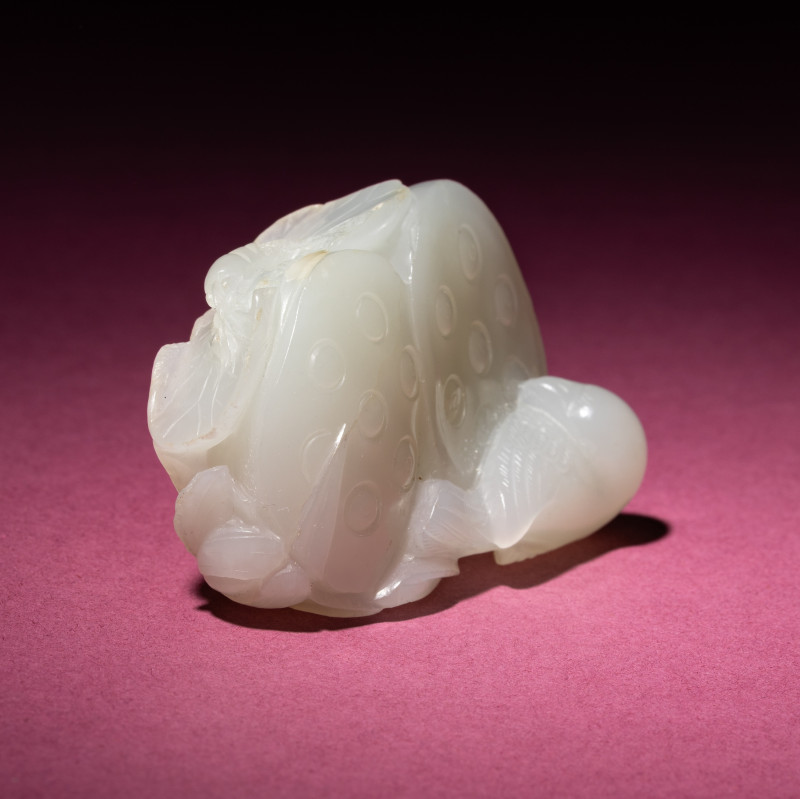 清中期 白玉雙蓮子把件 | A Chinese White Jade Carving of Double Lotus Pods, 18th/19th Century - 图2