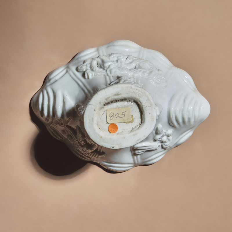 清早期 德化白瓷貼塑鹿鶴同春杯 | A Chinese Blanc-de-Chine Porcelain Libation Cup, 17th-Early 18th Century - 图4