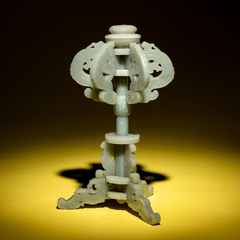 清晚期 青玉鏤雕夔龍紋冠架 | A Chinese Celadon Jade Hat Stand, 19th Century - 图4