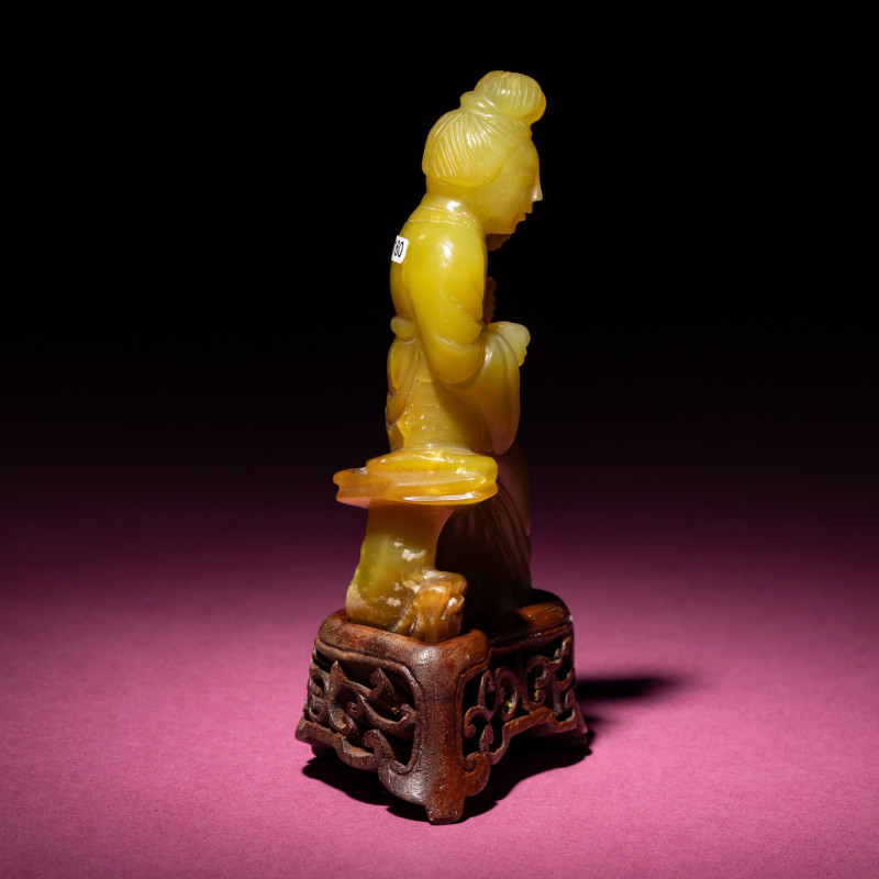清晚期 黃玉持蓮仕女 | A Chinese Yellow Jade Seated Figure of a Lady, Late Qing Dynasty - 图4