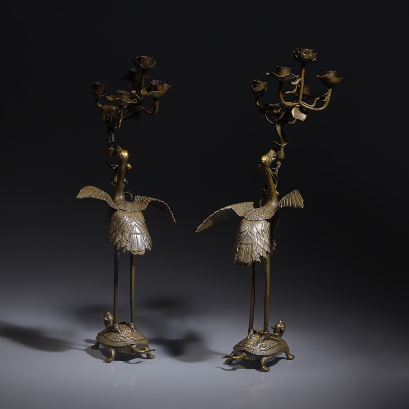 日本明治時期 銅龜鶴齊齡燭臺一對 | A Pair of Japanese Kaga Style Inlaid Bronze 'Crane and Minogame' Candelabra, Meiji Period - 图4