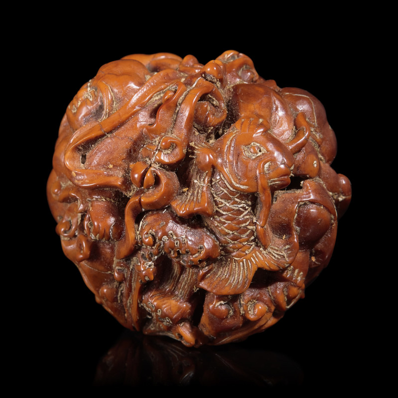 晚清/民國 羅漢圖文玩核桃 | A Chinese Carved Luohan Walnut, 19th/Early 20th Century - 图3