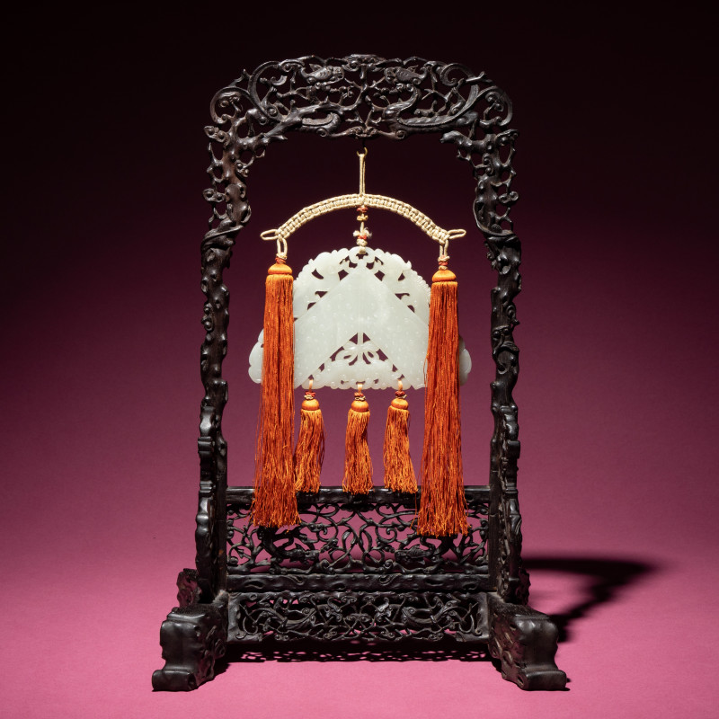 清中期 白玉罄 | A Chinese White Jade Chime-Form Pendant, 18th/19th Century - 图2