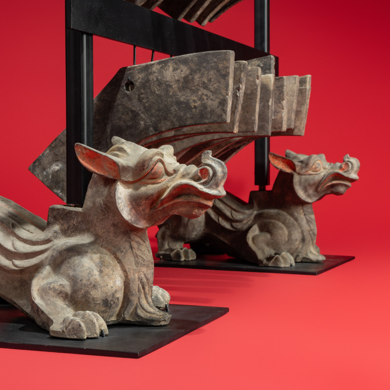 西漢 灰陶編磬一組連辟邪座 | A Rare Chinese Painted Earthenware Chimera and Chimes Set, Qing and Bixie, Western Han Dynasty - 图5
