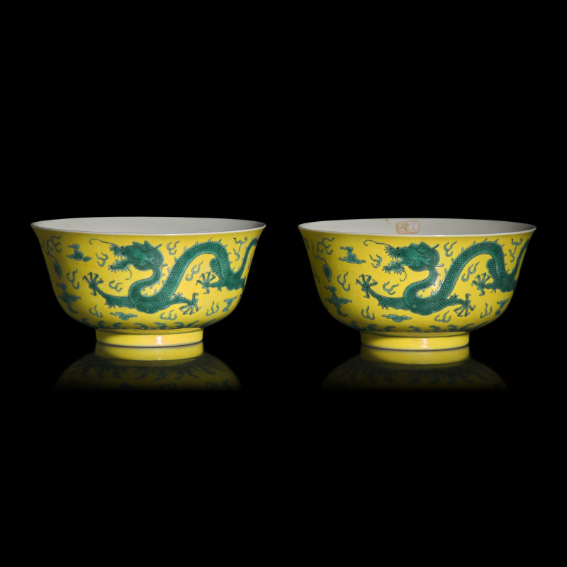 清光緒 黃地綠彩雲龍紋碗一對 | A Pair of Chinese Green Enameled Yellow Ground 'Dragon' Bowls, Guangxu Mark and of the Period