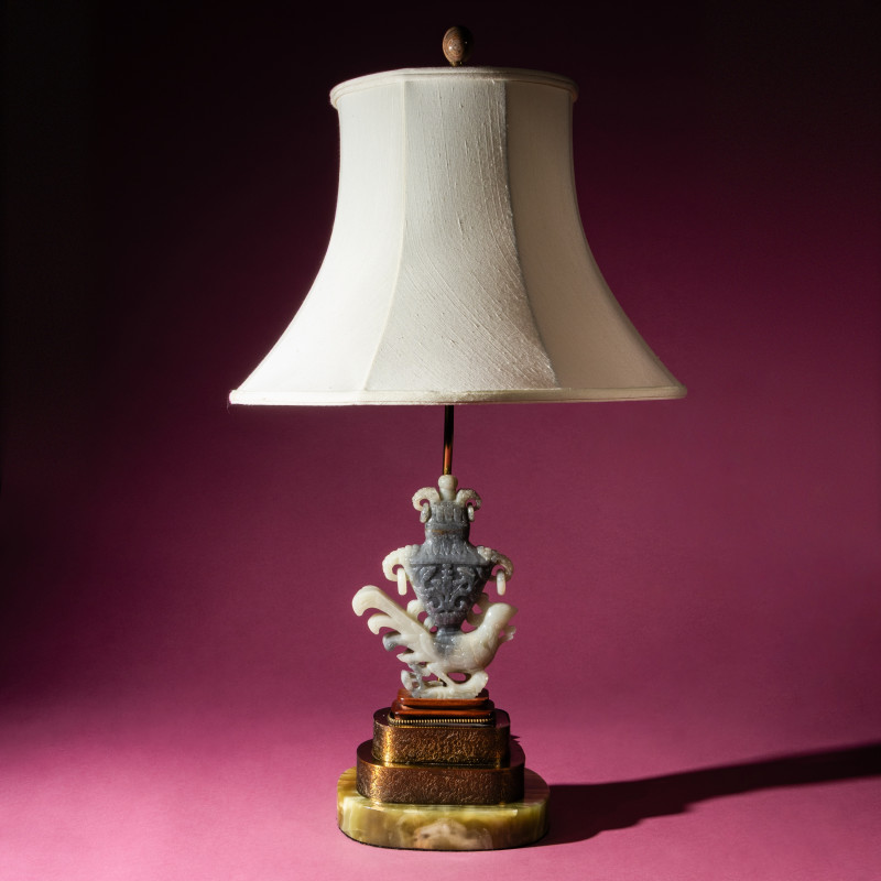 清晚期 灰白玉雕鳳凰寶瓶 | A Chinese Grey and White Jade 'Phoenix' Vase, Late Qing Dynasty - 图5