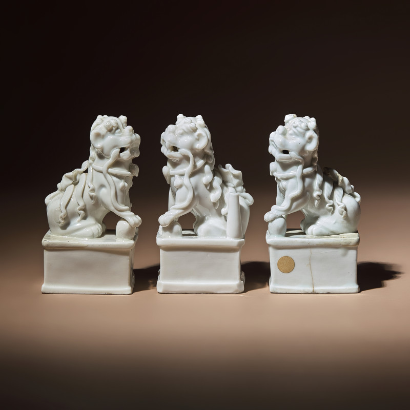 清早中期 德化白瓷獅形香插三件 | Three Chinese Blanc-de-Chine Porcelain Fu Lions, 17th-18th Century - 图4