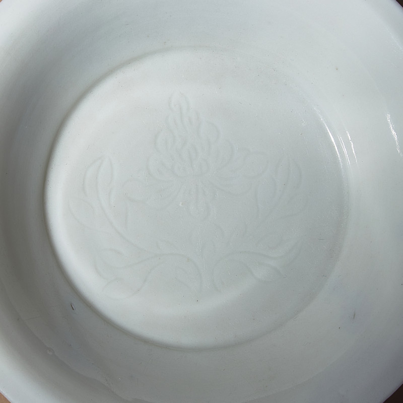 明-清 德化白瓷碗及暗刻牡丹紋碟 | A Chinese Blanc-de-Chine Porcelain Bowl and an Incised 'Peony' Shallow Dish, Ming-Qing Dynasty - 图2