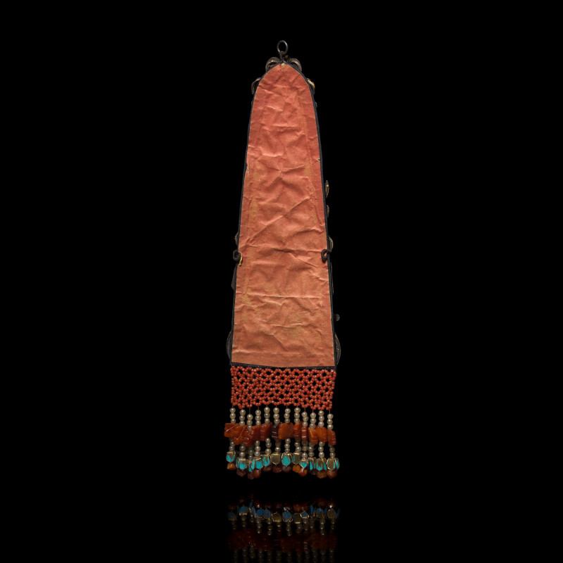 清 點翠嵌玉蜜蠟珍珠珊瑚流蘇雲肩殘件 | A Chinese Kingfisher Feather, 'Beeswax' Amber and Celadon Jade Ornament, Qing Dynasty - 图2