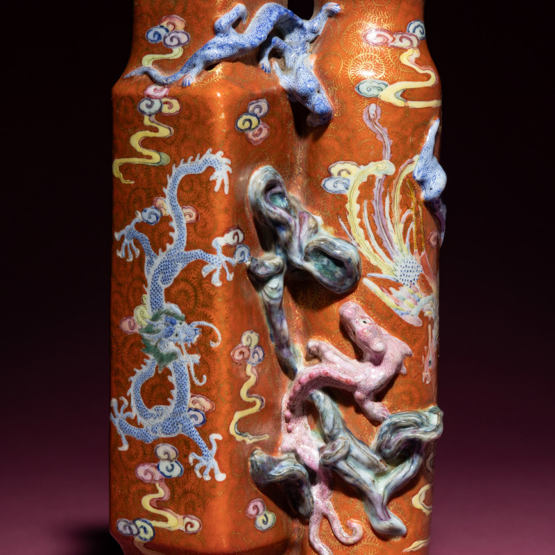 清晚期 珊瑚紅地粉彩凸塑龍紋雙聯瓶 | A Chinese Famille Rose 'Dragon and Phoenix' Gilt on Coral Ground Double Wall Vase, Biping , 19th Century - 图4
