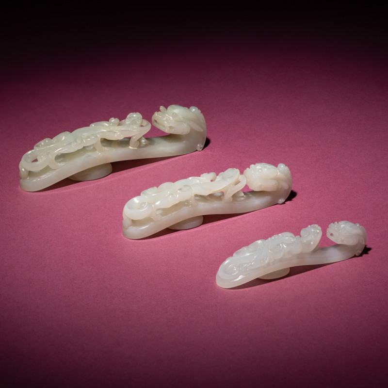 清中期 玉龍鈎三枚 | Three Chinese Jade 'Dragon' Belt Hooks, Daigou, 18th/19th Century