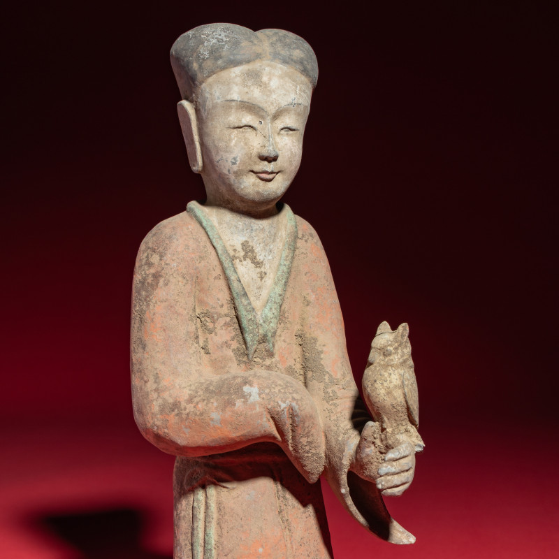 漢 灰陶彩繪持鷹女俑一對 | A Pair of Chinese Painted Grey Pottery Ladies with Owls, Han Dynasty - 图7