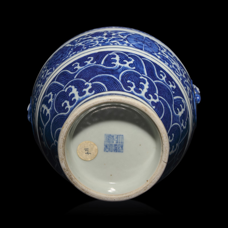 晚清/民國 青花纏枝蓮紋雙耳壺 | A Chinese Blue and White Porcelain Hu Vase, Late 19th/Early 20th Century - 图4