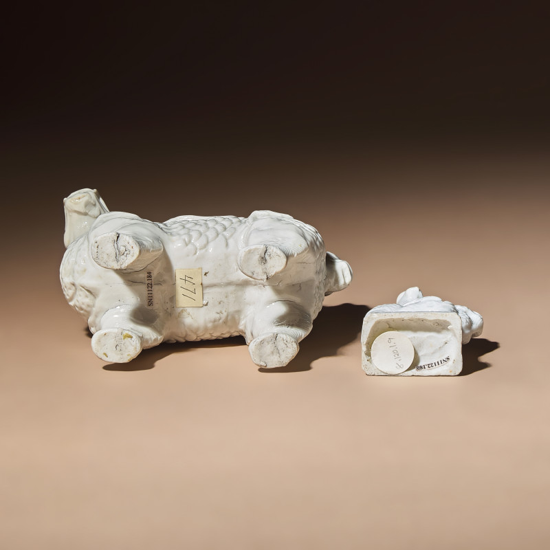 清中期 德化白瓷骑麒麟西人像兩件 | Two Chinese Blanc-de-Chine Porcelain Figural Groups of Foreigners Riding on Qilin, Late 17th-Early 18th Century - 图5