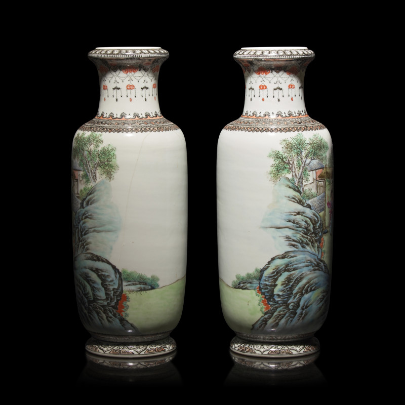 王錫良（1922-2023）1946年繪粉彩三顧茅廬棒槌瓶一對 | A Pair of Chinese Famille Rose 'The Three Visits to the Thatched Cottage' Porcelain Vases by Wang Xiliang (1922-2023) —... - 图3