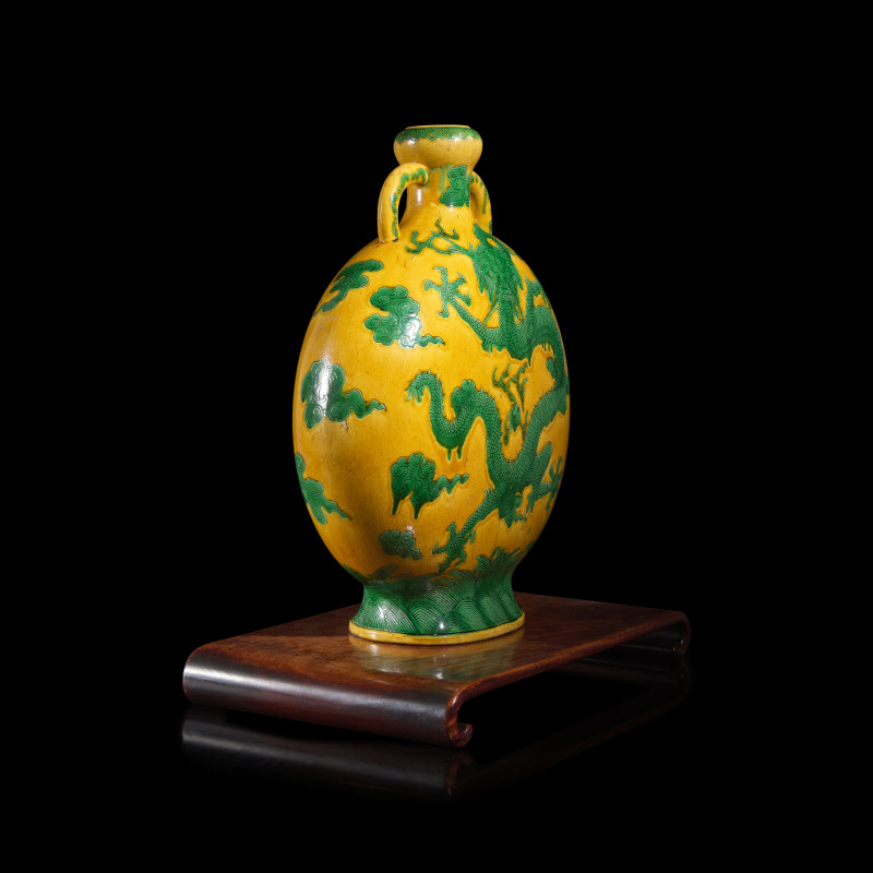 清 黃地綠彩龍紋大抱月瓶 | An Impressive Chinese Green Enameled Yellow Ground Porcelain 'Dragon' Moon Flask, Qing Dynasty - 图2