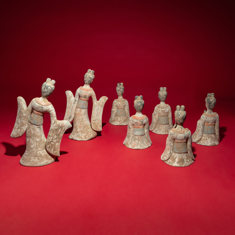 隋-唐 彩繪陶伎樂舞俑一組七件 | A Group of Seven Chinese Painted Pottery Figures of Musicians and Dancers, Sui-Tang Dynasty - 图4