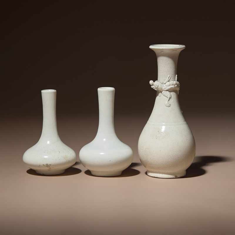 清 白瓷瓶三件 | Three Small Chinese White Glazed Porcelain Bottle Vases, Qing Dynasty - 图1