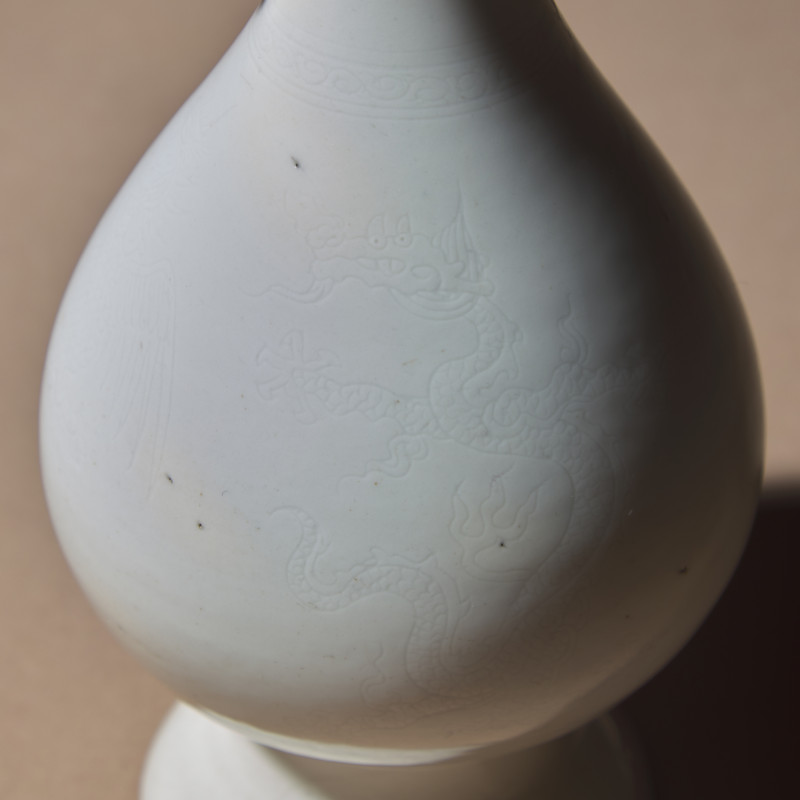 清 雙龍耳暗刻龍鳳紋白釉瓶及白釉四方小瓶 | Two Chinese White Glazed Porcelain Vases, Qing Dynasty - 图5