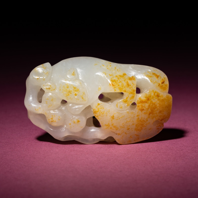 清中期 白玉留皮松鼠葡萄 | A Chinese Russet and White Jade 'Squirrel and Grape' Carving, 18th/19th Century - 图3