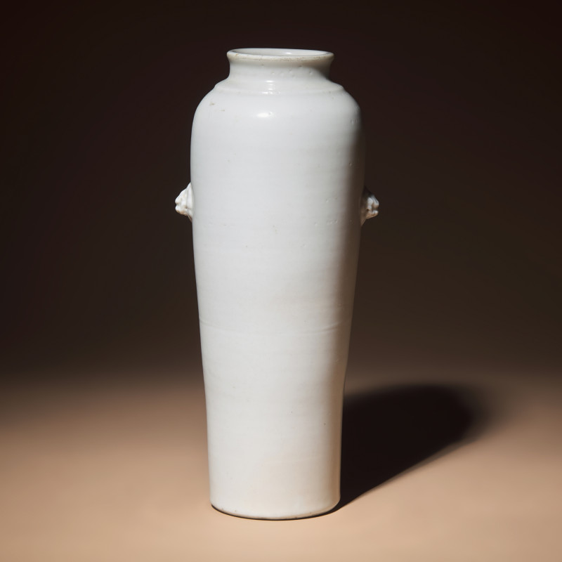 清早期 德化白瓷雙獸首筒瓶 | A Chinese Blanc-de-Chine Porcelain Sleeve Vase, Early Qing Dynasty - 图1