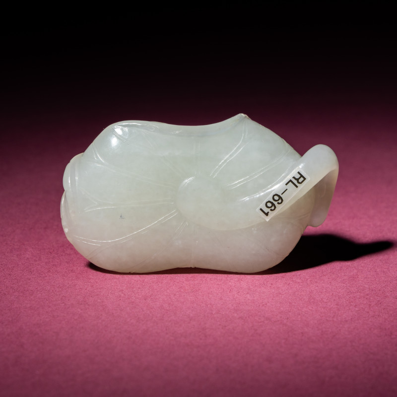 清中期 白玉蓮葉螃蟹把件 | A Chinese White Jade Carving of a Crab on Lotus Leaf, 18th/19th Century - 图3