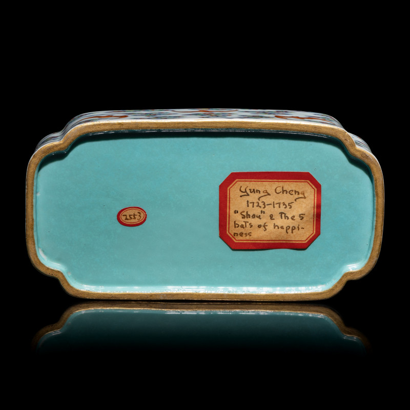 清中期 斗彩五福捧壽長方盒 | A Chinese Doucai Porcelain 'Bats and Clouds' Box and Cover, 18th Century - 图6