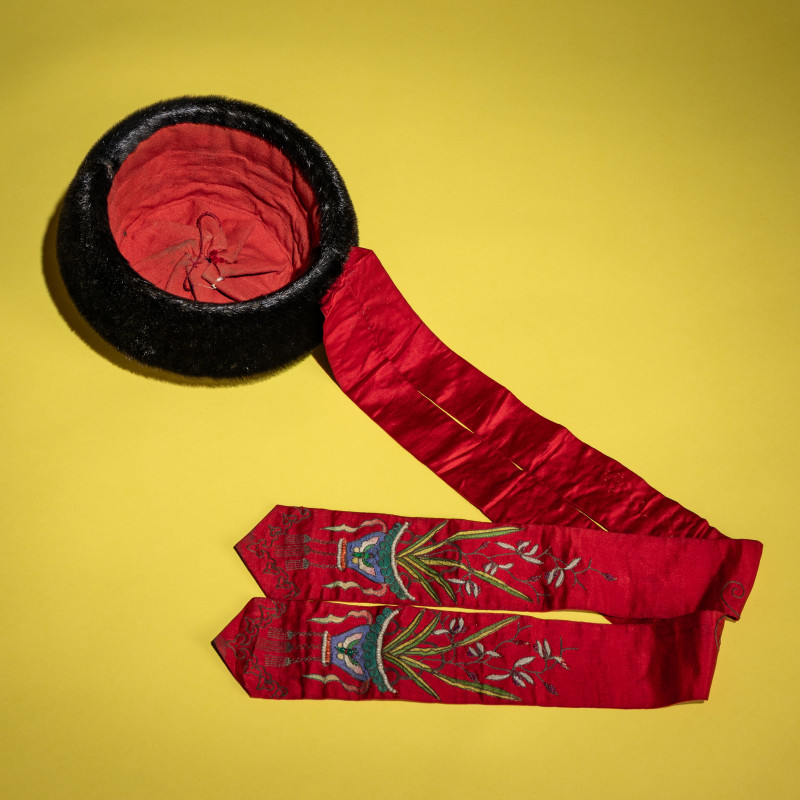 清晚期 紫頂蓋花鑲珠后妃坤秋帽 | An Embroidered Silk Manchu Noblewoman's Winter Hat, Kunqiumao , 19th Century - 图6