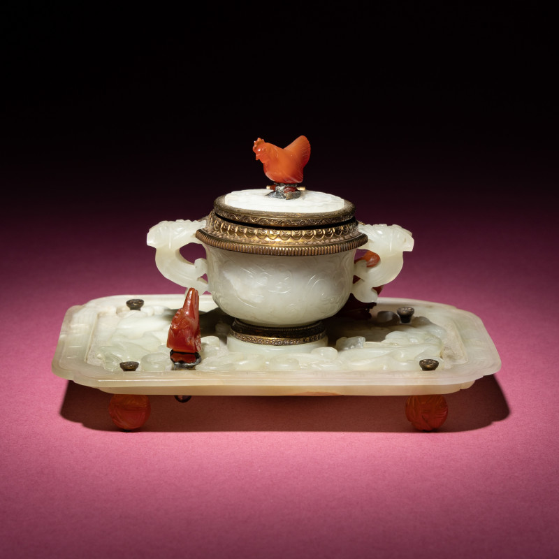 晚清-民國 青白玉刻龍紋杯碟改墨水瓶 | A Chinese Carved Pale Celadon Jade Cup and Stand Mounted as an Inkwell, 19th-20th Century - 图1