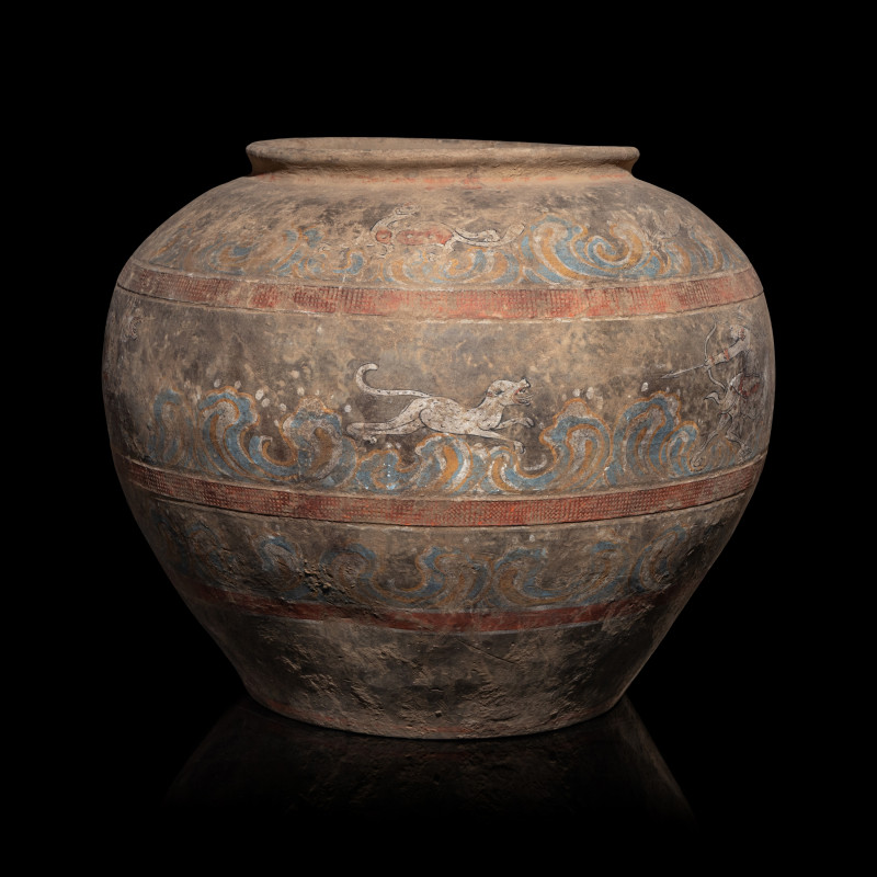 漢 灰陶彩繪狩獵圖大罐 | A Chinese Painted Pottery 'Mythical Beast' Jar, Han Dynasty - 图3